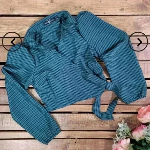 TOP WRAP AROUND SIZE L BY DAISY STREET NEW WITH TAG - Picture 2 of 3